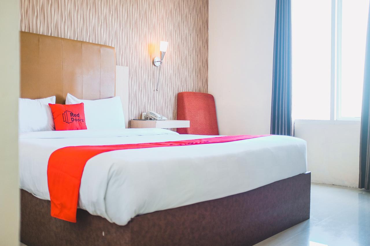 Reddoorz Plus Near Mall Panakukang Makassar Exterior photo